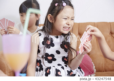 友達と遊ぶ女の子 43247548