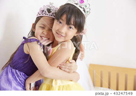 友達と遊ぶ女の子　ドレス 43247549