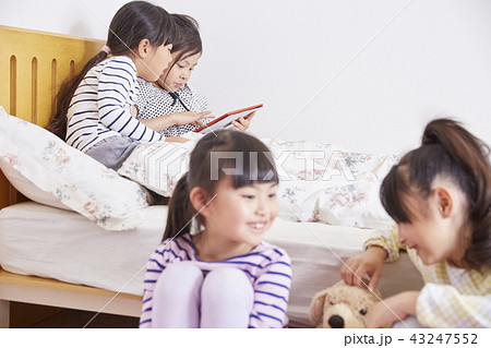 友達と遊ぶ女の子　お泊り 43247552