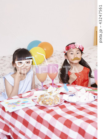 友達と遊ぶ女の子　ドレス 43247561