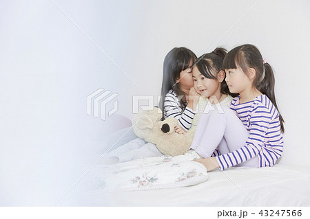 友達と遊ぶ女の子　お泊り 43247566