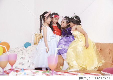 友達と遊ぶ女の子　ドレス 43247571