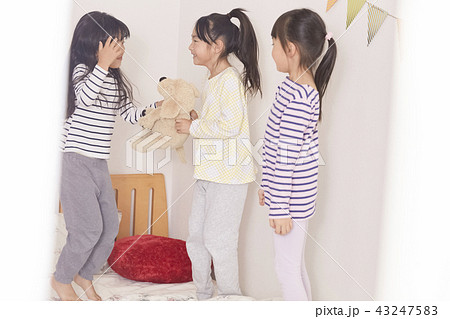 友達と遊ぶ女の子 お泊り 友達と遊ぶ女の子 お泊り 43247583