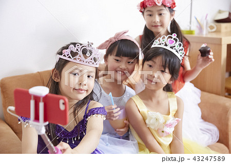 友達と遊ぶ女の子　ドレス 43247589