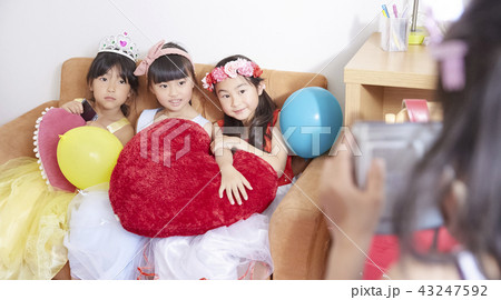 友達と遊ぶ女の子 ドレス 友達と遊ぶ女の子 ドレス 43247592
