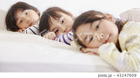 友達と遊ぶ女の子　お泊り 43247609