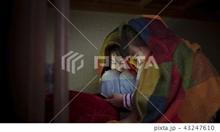 友達と遊ぶ女の子　お泊り 43247610