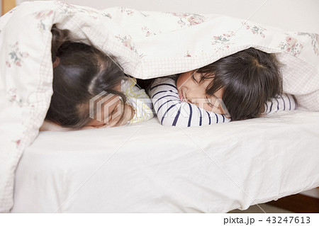 友達と遊ぶ女の子 お泊り 友達と遊ぶ女の子 お泊り 43247613