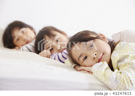 友達と遊ぶ女の子 お泊りの写真素材