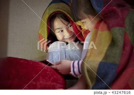 友達と遊ぶ女の子　お泊り 43247616