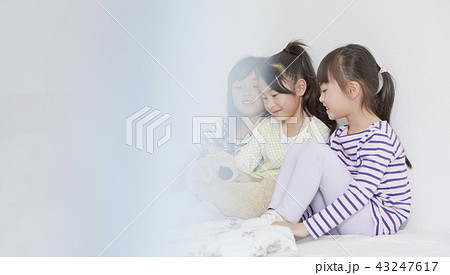 友達と遊ぶ女の子　お泊り 43247617