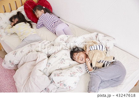 友達と遊ぶ女の子　お泊り 43247618