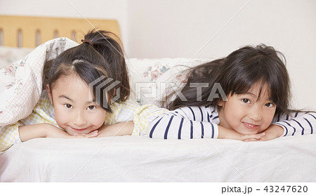 友達と遊ぶ女の子　お泊り 43247620