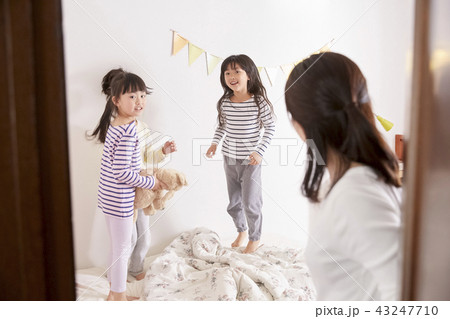 友達と遊ぶ女の子 お泊り 友達と遊ぶ女の子 お泊り 43247710