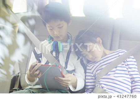 車に乗る子供たち 43247760