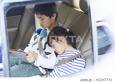 車に乗る子供たち 43247771