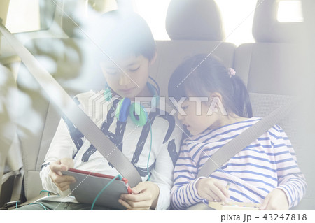 車に乗る子供たち 車に乗る子供たち 43247818