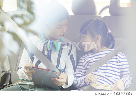 車に乗る子供たち 車に乗る子供たち 43247835