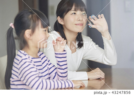 メイクをする親子 43247856