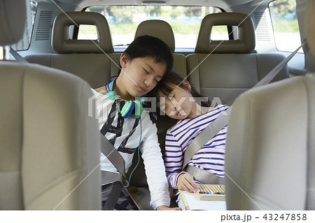 車に乗る子供たちの写真素材