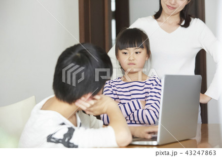 ケンカをする子供たち ケンカをする子供たち 43247863