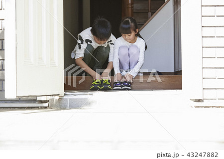 靴を履く子供たち 43247882