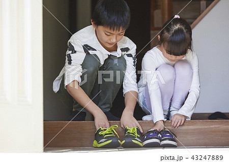 靴を履く子供たちの写真素材