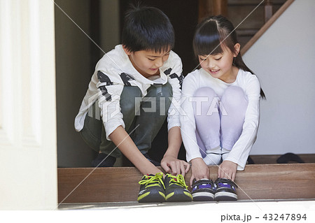 靴を履く子供たち 43247894