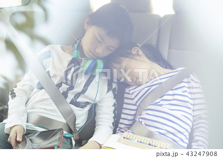車に乗る子供たち 43247908