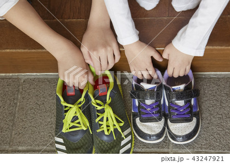 靴を揃える　マナー 43247921