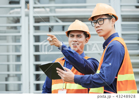 Talking engineers 43248928