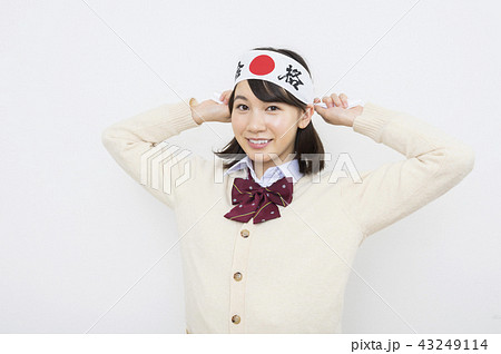 受験イメージ　鉢巻きを巻く女子高生 43249114