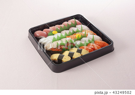 握り寿しの盛り合わせ 43249502