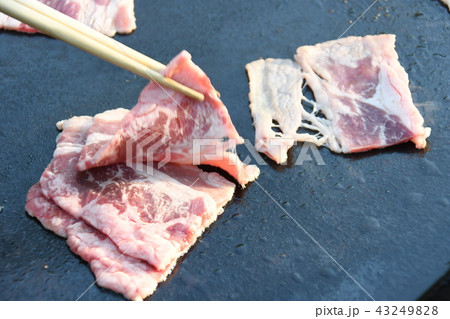 肉を焼いている所 43249828