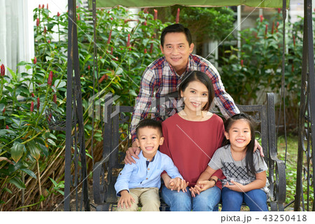 Happy family 43250418