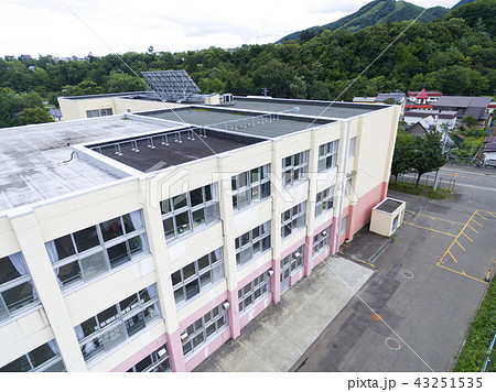 小学校の校舎（空撮） 43251535
