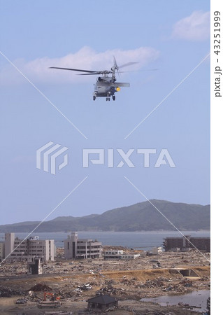 東日本大震災の津波被害後の岩手県大槌町で救援活動をする在日米海軍のSH-60Bシーホーク対潜ヘリ 43251999