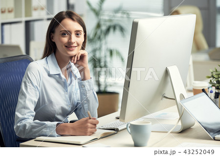 Pretty young business lady 43252049