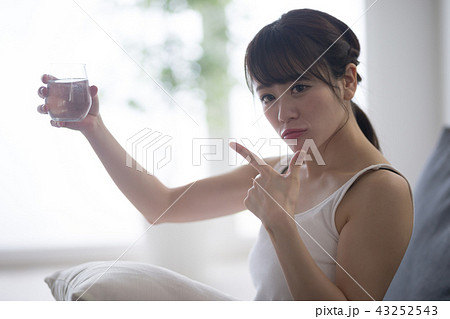 水分補給・女性・ソファ 水分補給・女性・ソファ 43252543