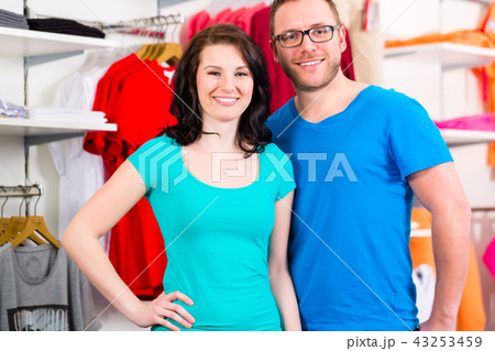 Couple shopping clothes in fashion store  43253459