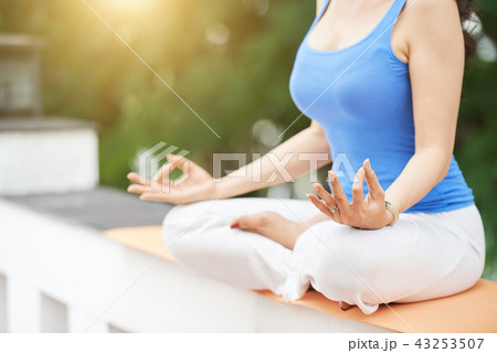 Meditating woman 43253507