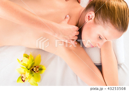 Woman having wellness massage in spa 43253508