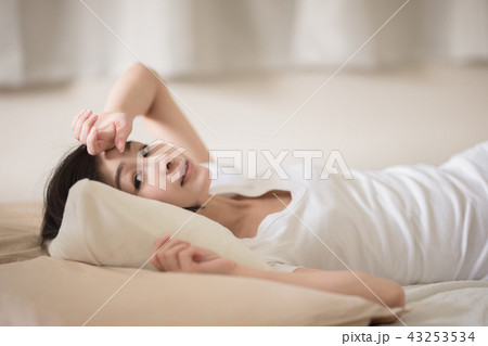 寝転ぶ女性・ベッド 43253534
