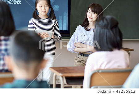自由研究の発表をする小学生 43255812