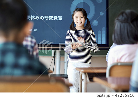 自由研究の発表をする小学生 43255816