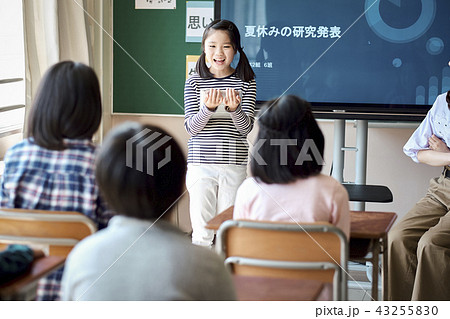 自由研究の発表をする小学生 43255830