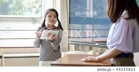 自由研究の発表をする小学生 43255831