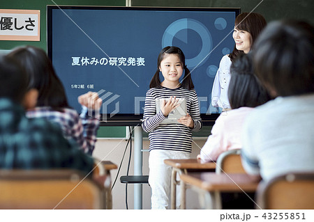 自由研究の発表をする小学生 43255851