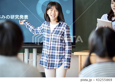 自由研究の発表をする小学生 43255869