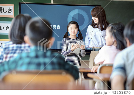 自由研究の発表をする小学生 自由研究の発表をする小学生 43255870